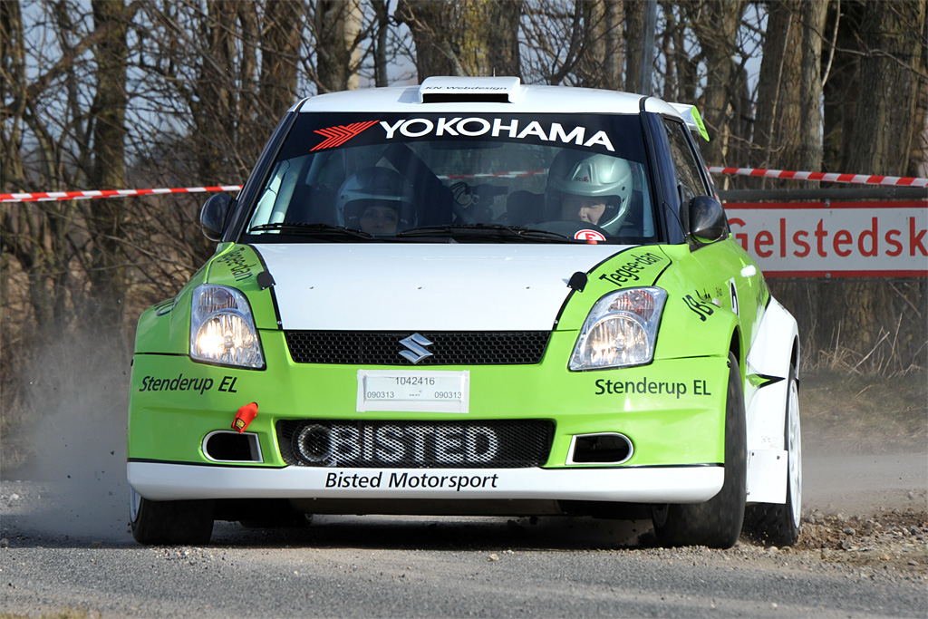 Jesper Bisted og Heidi Knudsen er klar til sæsonpremieren i DM i rally. Der er kommet nye – eller rettere gamle – farver på bilen, som også er blevet ændret underneden.